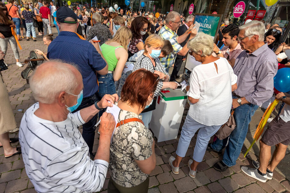 An einer Sammel-Box vor dem Kaufhof-Eingang unterschreiben Chemnitzer für den Erhalt des Einzelhandelsstandortes. Mehr als 3000 Unterschriften sind es schon.