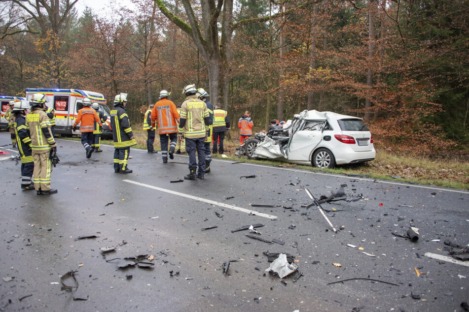 Tödlicher Unfall Auf B3: Auto Kracht Frontal In Lastwagen