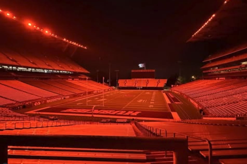 Diverse Stadien und Arenen wurden nach ihrem Tod in orangefarbenes Licht getaucht.