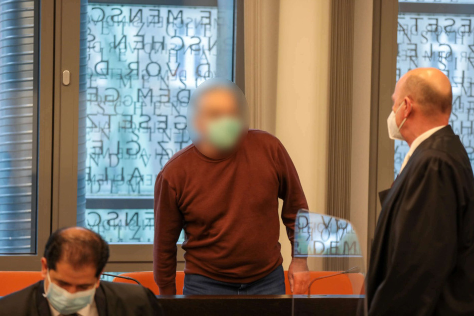 Ein 60-jähriger Sportschütze steht seit Freitag in Wuppertal vor Gericht, weil er seine Ehefrau (†47) in Haan erschossen haben soll.