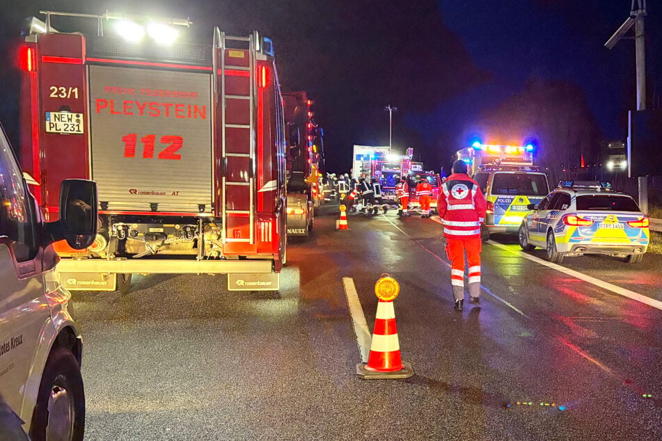 Polizei, Feuerwehr und Rettungsdienst sind mit einem Großaufgebot auf der Autobahn im Einsatz.