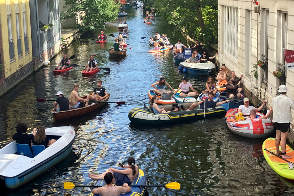 An diesen sommerlichen Tagen suchen viele Hamburger Erholung auf der Alster und den Kanälen.