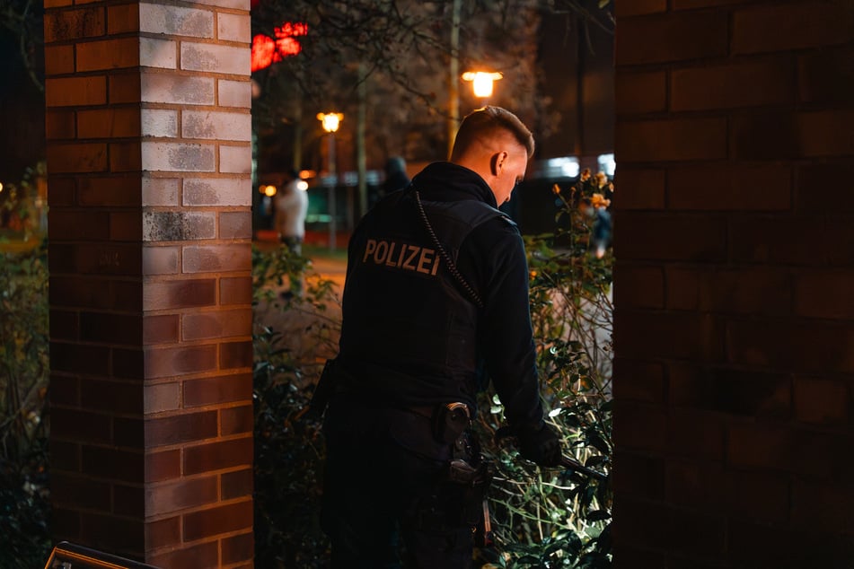 Unmittelbar nach der Tat suchte die Polizei den Tatort sowie die nahe gelegene Umgebung nach Spuren und möglichen Beweismitteln ab.