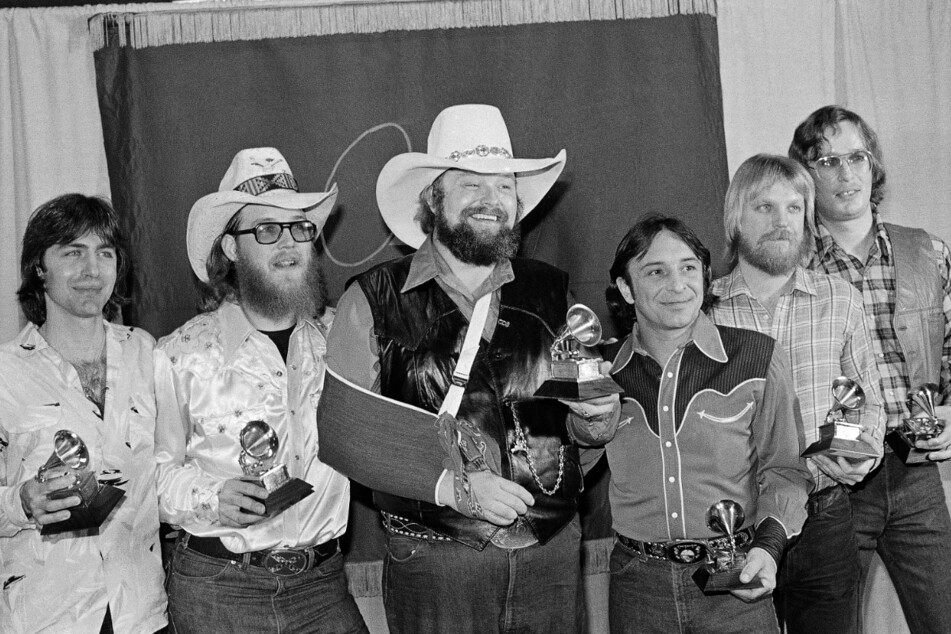 27. Februar 1980, Los Angeles: Charles Daniels (Mi.), Country-Sänger aus den USA, steht zusammen mit den Mitgliedern der "Charlie Daniels Band" und ihren Grammy Awards für die beste Countrydarbietung einer Gruppe für den Song "The Devil Went Down to Georgia" auf der Bühne.