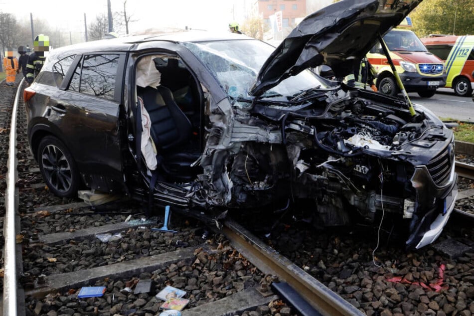 Schwerer Unfall in Chemnitz: Ein Mazda krachte am heutigen Samstag zunächst gegen eine Laterne und kam anschließend auf den Straßenbahngleisen zum Stehen.