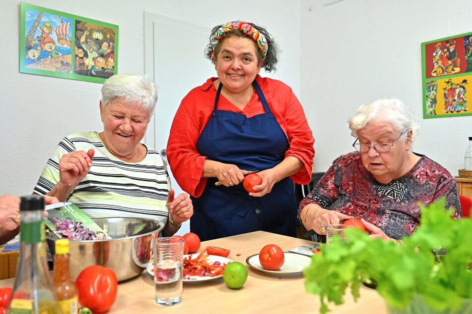 Seniorin Christina (79, l.) ist immer wieder begeistert, was Köchin María Luisa Kordt (59, m.) für Kochtipps auf Lager hat.
