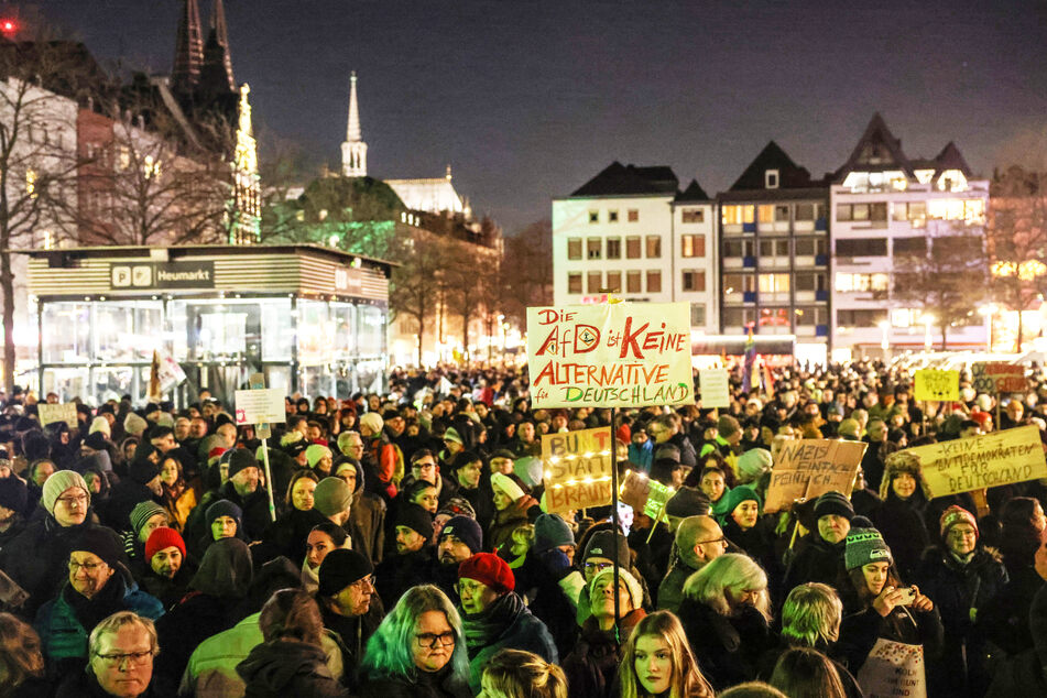 Bis zu 30.000 Menschen sollen am Dienstagabend am Kölner Heumarkt friedlich demonstriert haben. Anlass war ein Geheimtreffen der AfD.