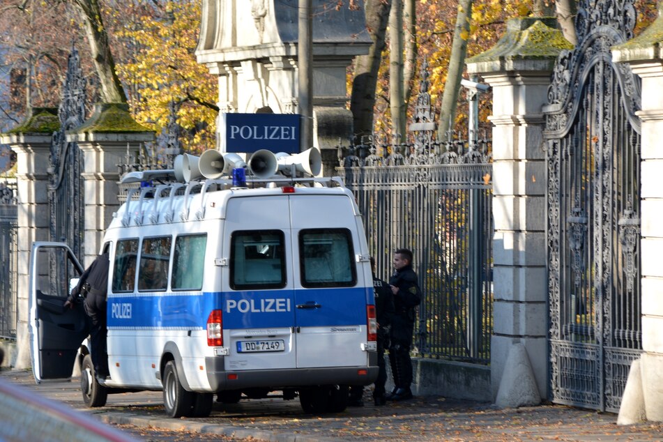 Ein Lautsprecherwagen vor dem Polizeirevier Südost auf der Richard-Lehmann-Straße. (Archivbild)