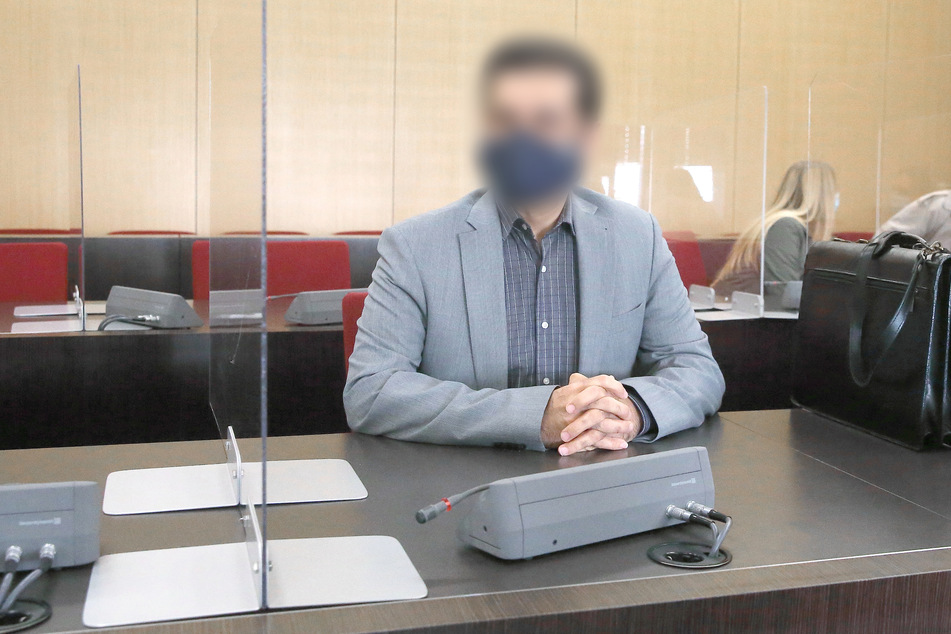 Der angeklagte Arzt (50) sitzt im Gerichtssaal vor seinem Prozess wegen Körperverletzung mit Todesfolge nach Operationen zu Po-Vergrößerungen.