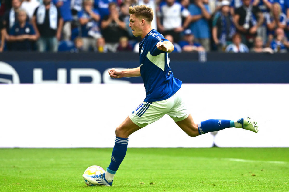 Der Ex-Unioner Marius Bülter erzielt per Strafstoß den Ausgleich für Schalke 04.