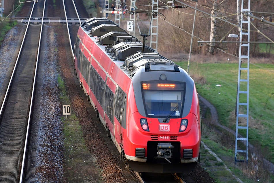 Die Polizei warnte dringend vor den tödlichen Gefahren, auf Schienenfahrzeugen herumzuklettern – egal ob fahrend oder stehend. (Symbolbild)