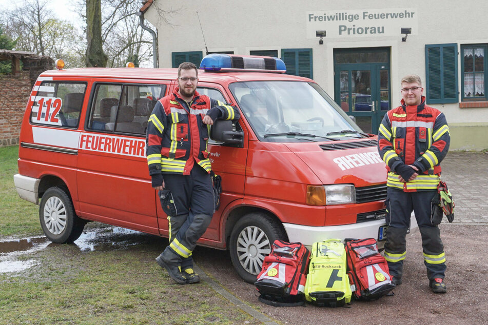 Markus Mehlig (links), stellvertretender Gemeindewehrleiter der Feuerwehr Priorau-Schierau und Robin Bachmann, Leiter der sogenannten REA-Gruppe, mit der Ausrüstung, die sie für ihre Erste-Hilfe-Einsätze nutzen. Um das weiterhin tun zu können, benötigt die Feuerwehr ein neues Fahrzeug.