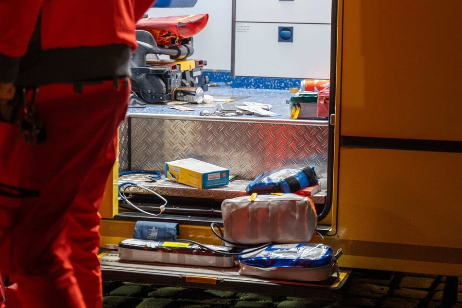 Mehrere Medikamente sowie Equipment lagen auf dem Boden des Rettungswagens verstreut.