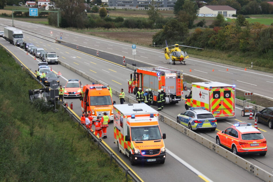 Während der Hubschrauber auf der A9 landete, musste der Verkehr vollends zum Erliegen kommen.