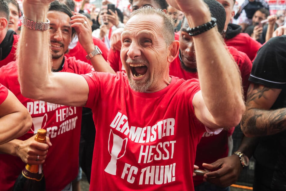 Mauro Lustrinelli (50, M.) hat mit Aufsteiger FC Thun überraschend die Schweizer Meisterschaft gewonnen und sich damit auch für ausländische Klubs empfohlen.