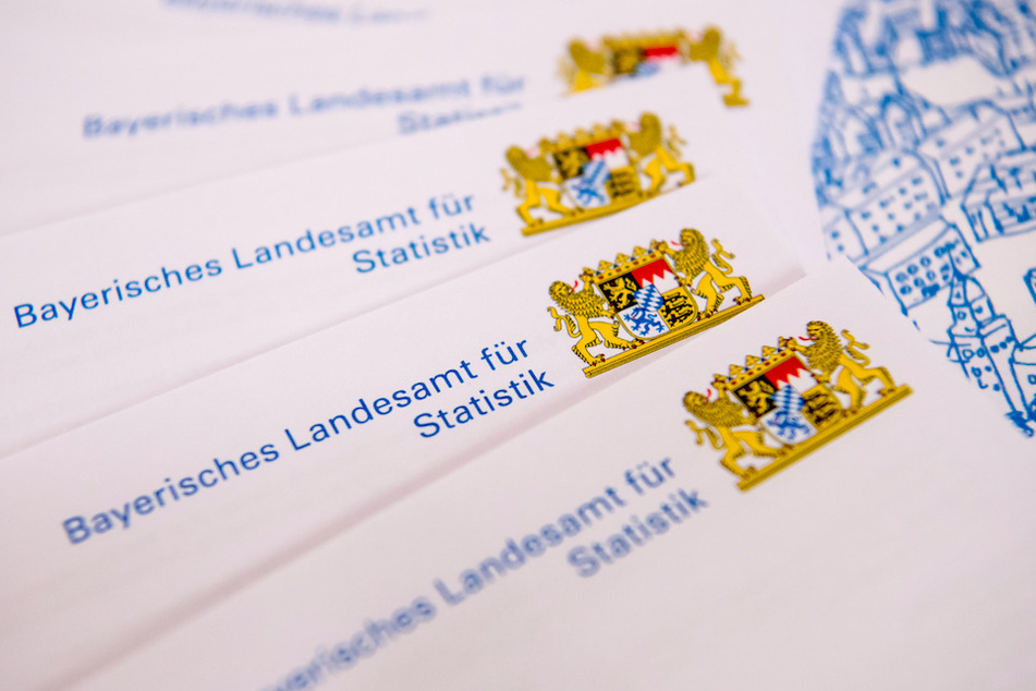 Infobroschüren und Flyer zur Vorstellung des Statistischen Jahrbuchs auf einem Tisch. (Symbolbild)