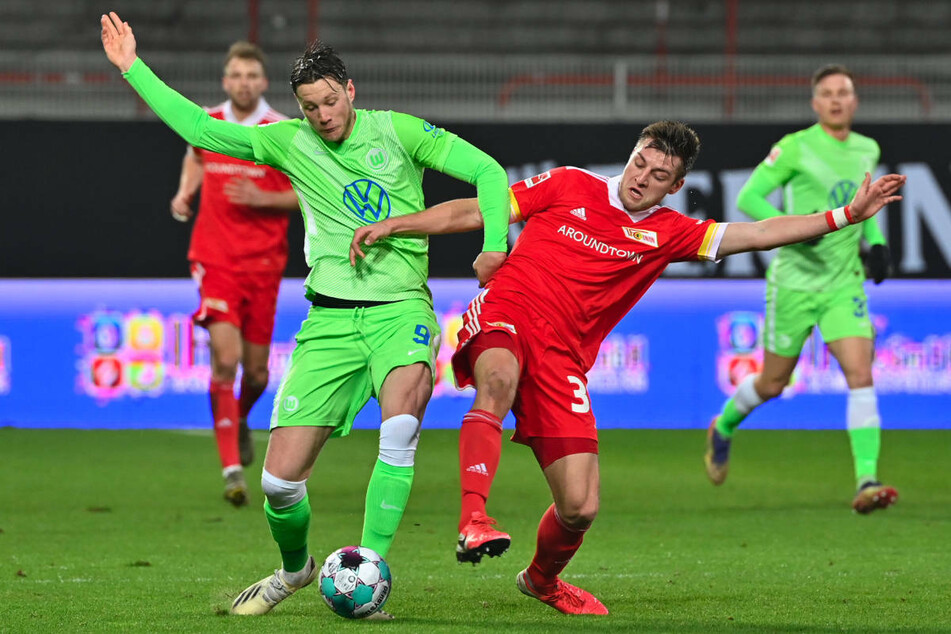 Unions Robin Knoche (29, r.) im Zweikampf mit Wölfe-Stürmer Wout Weghorst (29). Im Januar trennten die beiden Mannschaften sich mit 2:2 in der Alten Försterei, obwohl die Eisernen 40 Minuten in Überzahl agierten.