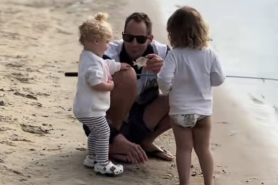 Isla (l.) himmelt ihren Papa genauso an wie ihre große Schwester Sienna (3).
