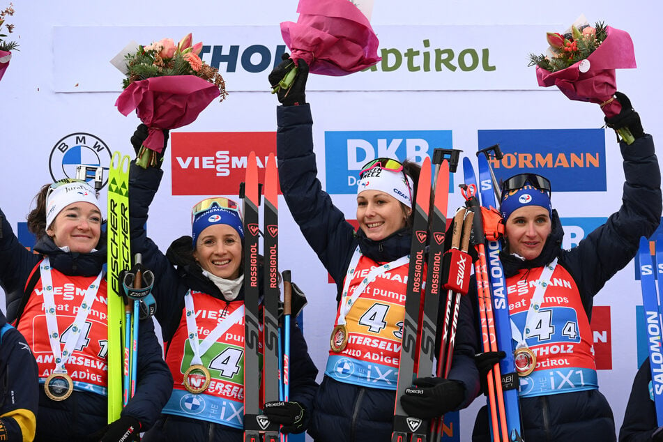 Gemeinsam mit ihrer Schwester Anaïs (31, 2.v.l.) stand Chloé Chevalier (3.v.l.) mehrfach auf dem Podium.