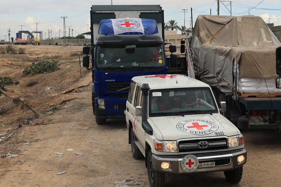 Ein weitere Gruppe Geiseln wurde dem Roten Kreuz übergeben.