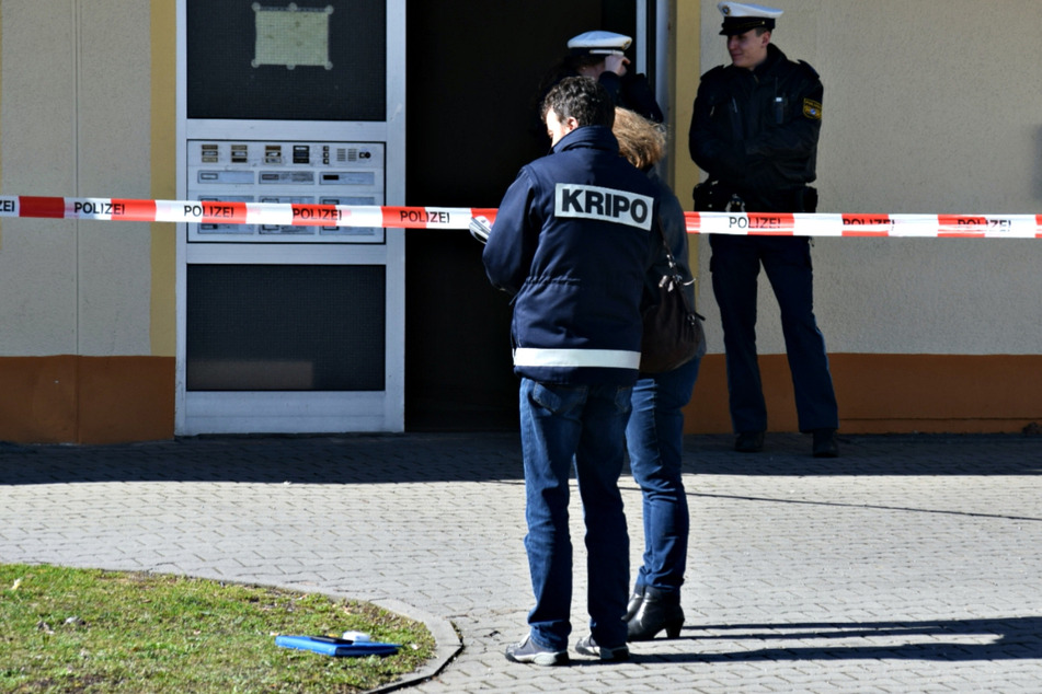 Polizisten stehen vor dem Wohnhaus in Kaufbeuren.