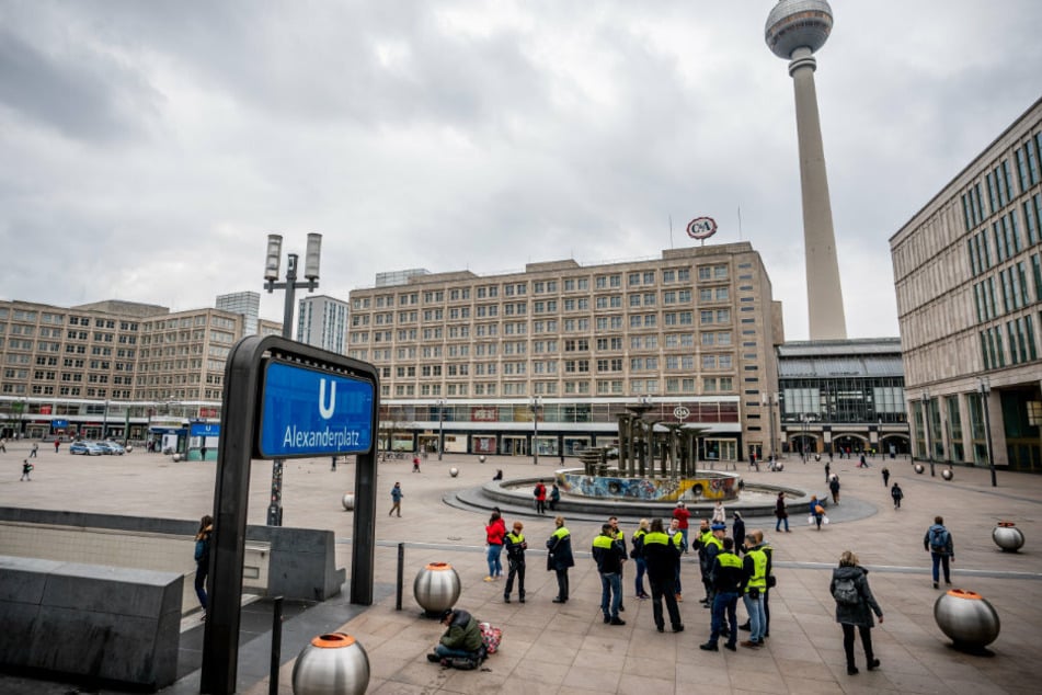 Sicherheitskräfte der Berliner Verkehrsbetriebe (BVG) stehen am Eingang zum U-Bahnhof am Alexanderplatz.