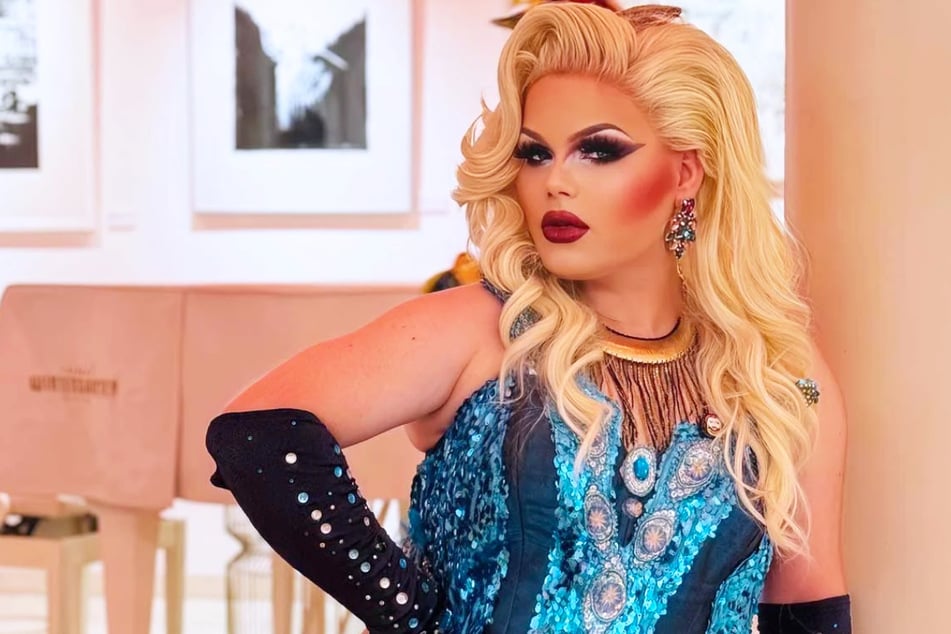 Travestiekünstlerin Debbie Jellinsky begeistert mit einzigartiger Mischung aus Humor und frivoler Leichtigkeit.
