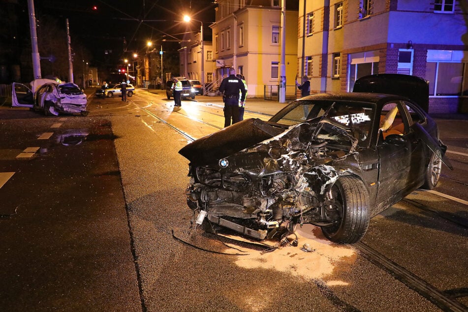 In der Nacht zum heutigen Sonntag fuhr auf der Stephensonstraße ein schwarzer BMW M3 auf einen geparkten Skoda Superb auf.