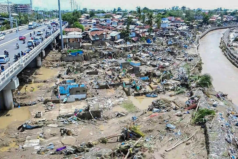 Una foto tomada por dron muestra una zona devastada por el tifón Kalmaegi en la provincia filipina de Cebú.