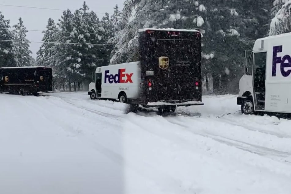 A white FedEx van gets stuck in the snow, but help is on the way: a UPS employee pulls the vehicle back onto the road (collage).