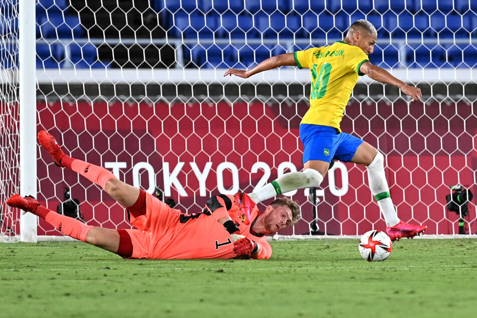 Gekonnt umdribbelt der dreifache brasilianische Torschütze Richarlison den deutschen Keeper Florian Müller (23).