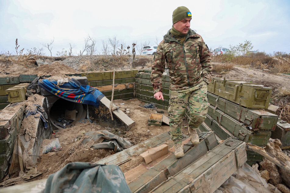 Ein ukrainischer Soldat begutachtet einen ehemaligen russischen Graben in der Oblast Cherson nahe der Frontlinie.