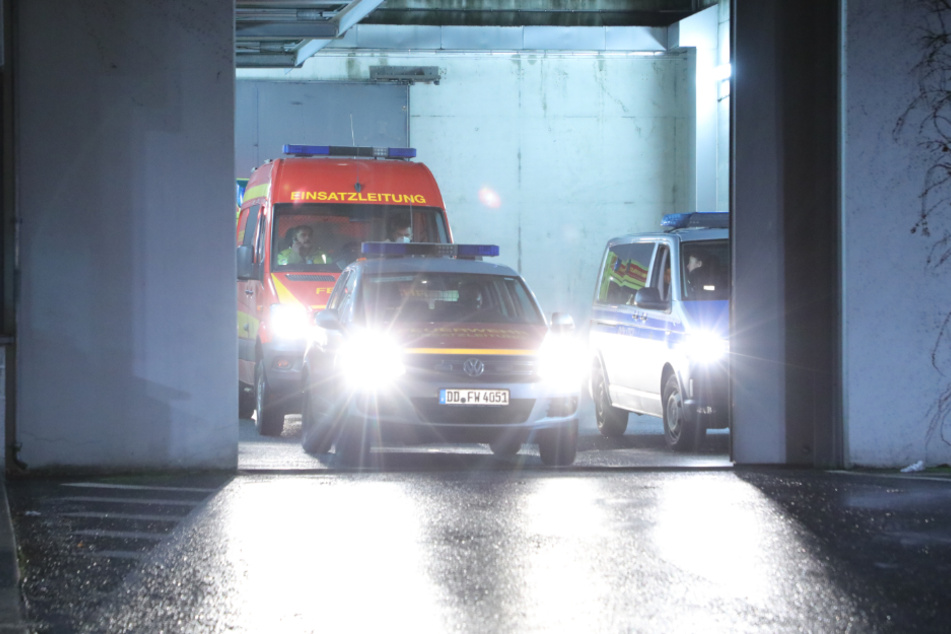 Einsatzfahrzeuge an der Dresdner Justizvollzugsanstalt.