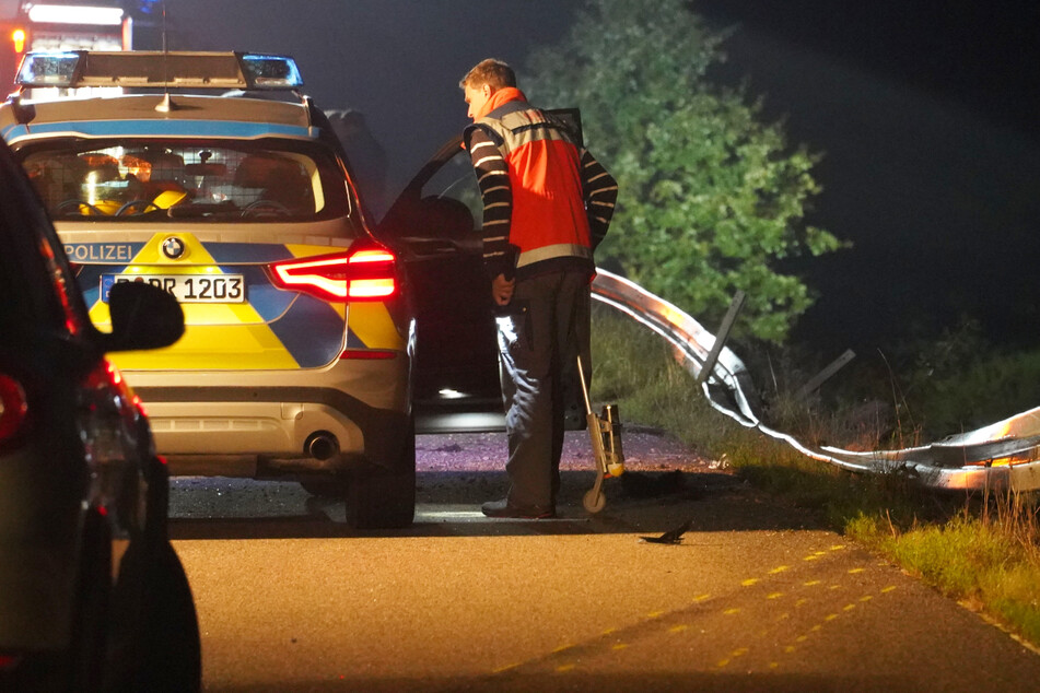Die Ermittlungen der Beamten nach dem Unfall auf der A93 in Bayern laufen.