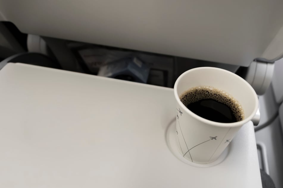 Statt in seinem Mund landete der heiße Kaffee im Schritt des Fluggastes. (Symbolfoto)