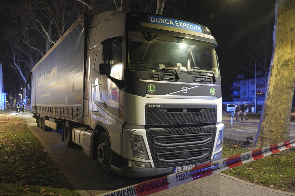 Lkw-Fahrer streift in Stuttgart Gebäude: War er betrunken?