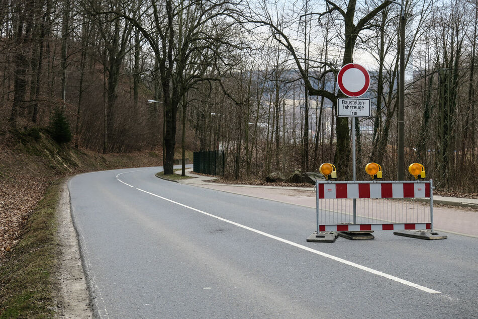 Bis voraussichtlich 25. März ist der Becherweg (S255) in Aue voll gesperrt. Hier wird aus Sicherheitsgründen der Felshang beräumt.
