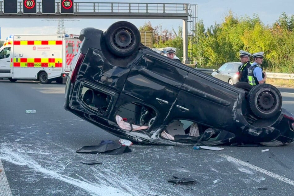 Der schwarze Citroën überschlug sich und kam erst auf dem Dach liegend zum Stehen.