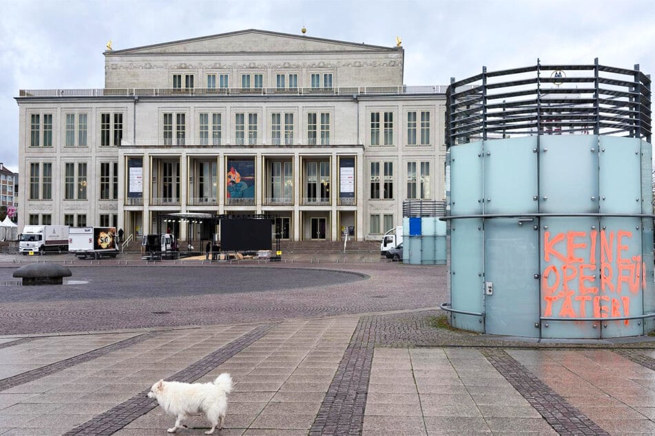 "Keine Oper für Täter" wurde unter anderem in unmittelbarer Nähe vom Leipziger Opernhaus gesprüht.