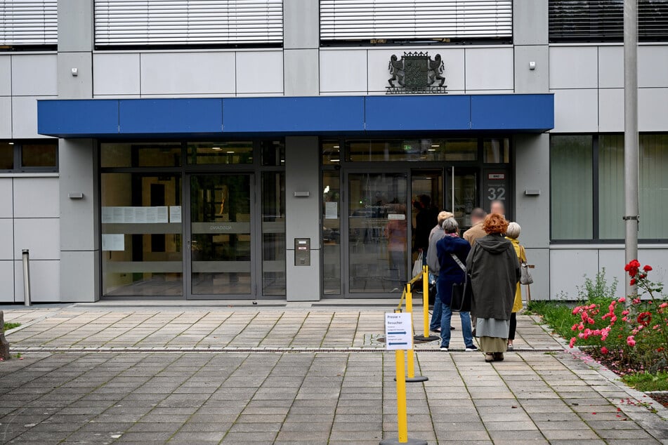 Besucher des Prozesses stehen vor dem Amtsgericht Laufen. Hier findet der Prozess des Landgerichts Traunstein aus Platzgründen statt.