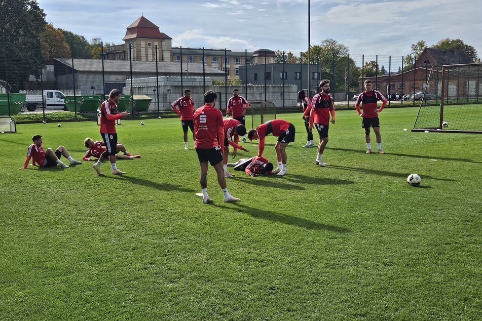 King Manu (am Boden rechts) misslingt ein Trick, seine Mitspieler feixen.