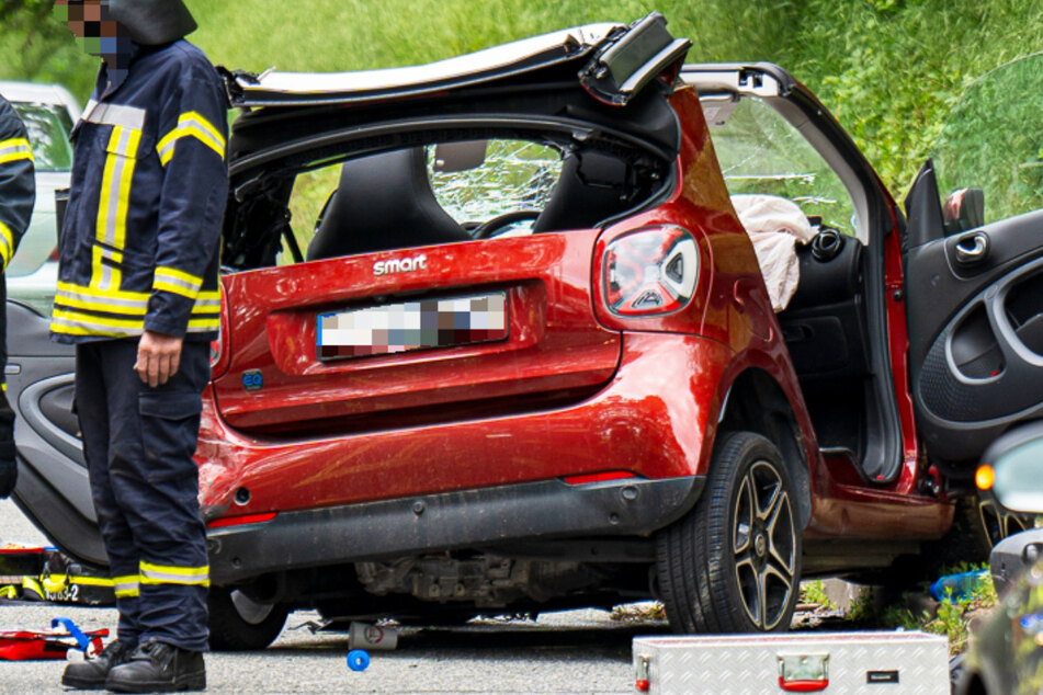 Der Fahrer eines Smart Cabriolet wurde bei einem Unfall auf der B54 schwer verletzt, die Bundesstraße wurde gesperrt.