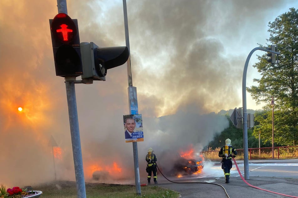 An der Kreuzung Annaberger Straße/Flöhatalstraße fing der Kleintransporter plötzlich an zu brennen.
