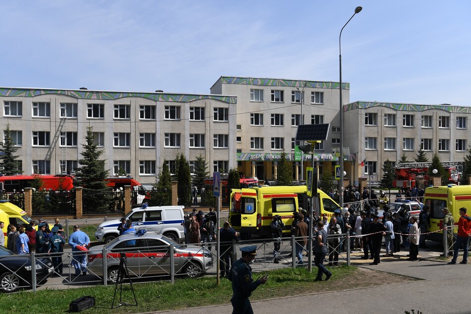Einsatzkräfte von Polizei und Rettungsdiensten vor der Schule.