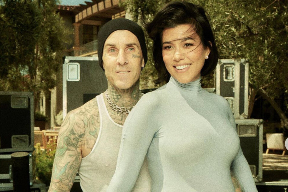 Kourtney Kardashian explained that her decision to reveal her pregnancy without telling her family was what she and Travis Barker (l) wanted.