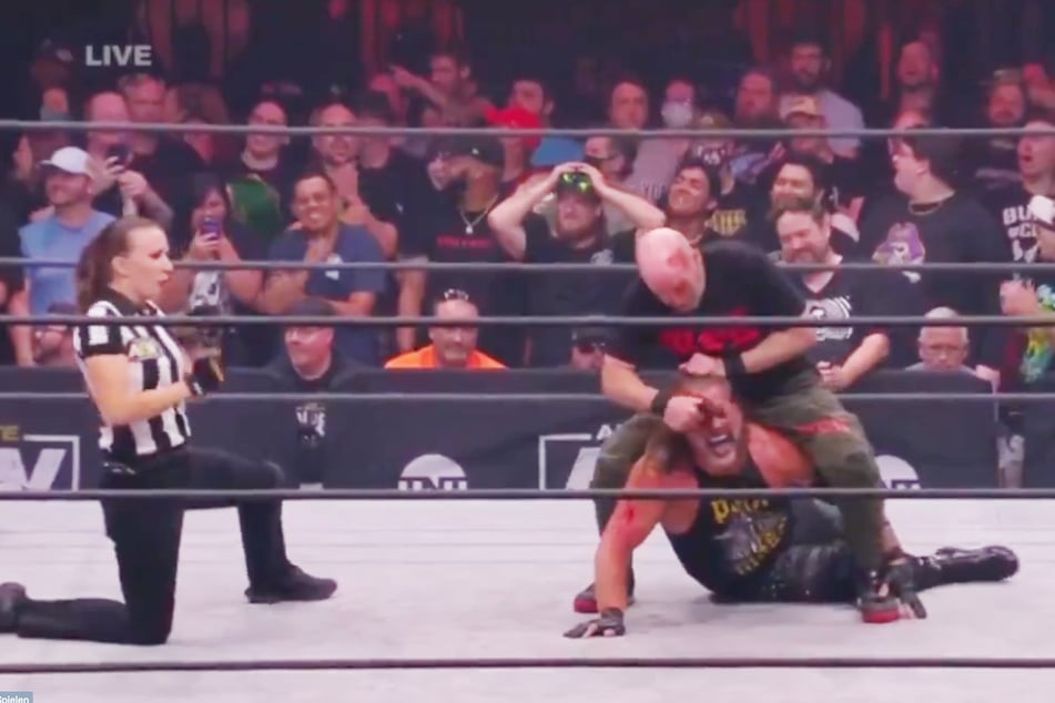 Wrestler wird im Fight mit Pizzaschneider die Stirn aufgeschnitten