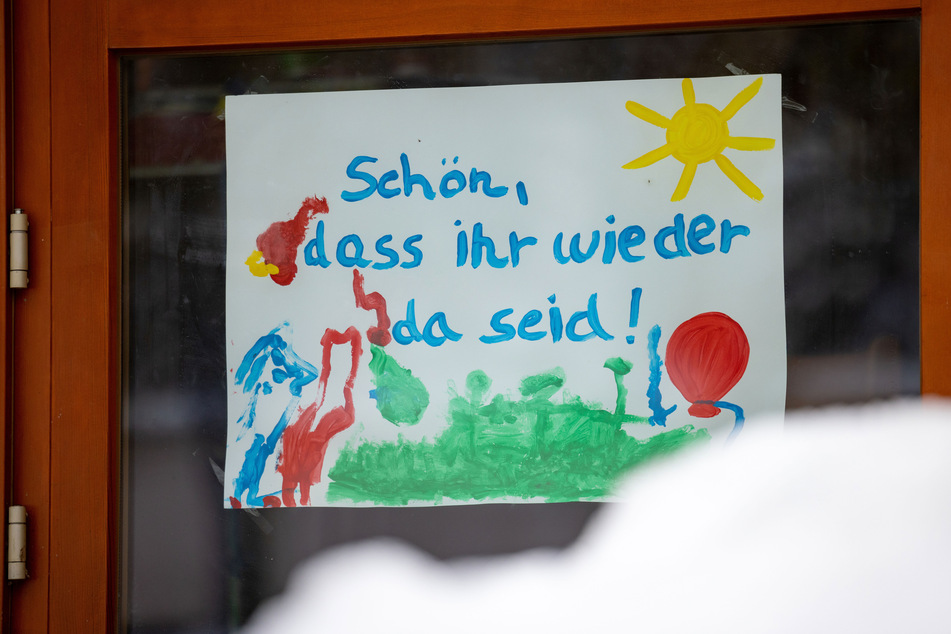 Ein Bild im Eingang eines Kindergartens heißt die Kinder willkommen.