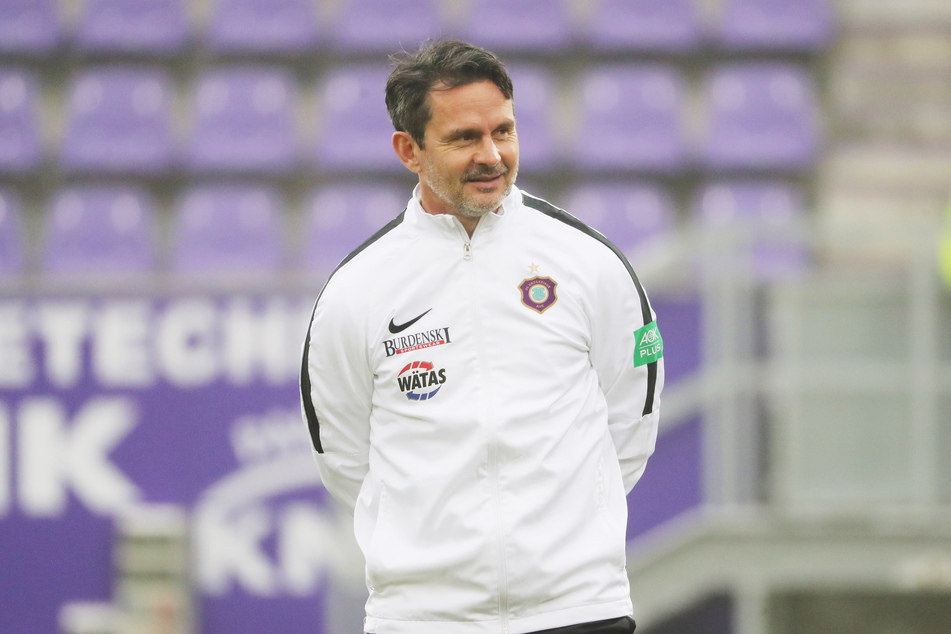FCE-Coach Dirk Schuster (53) stellt Florian Krüger ein gutes Zeugnis aus.