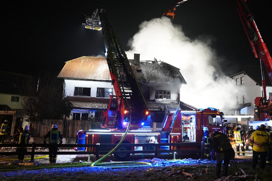 Einsatzkräfte löschen das Haus in Geisenfeld.