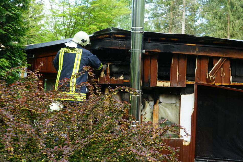 Eine Person wurde durch das Feuer leicht verletzt.